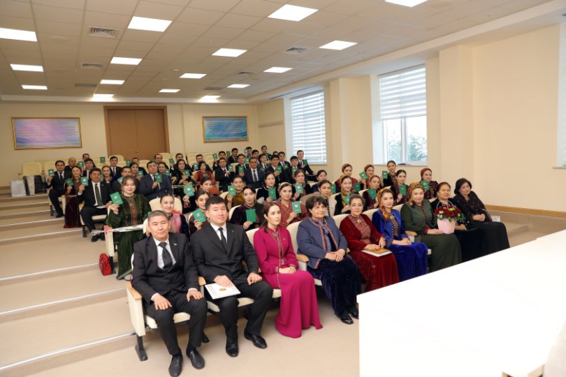 Magistr diplomlary gowşuryldy